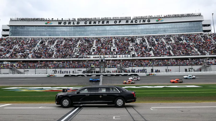 Donald Trump sigue pendiente del deporte, ahora estuvo en Daytona 500