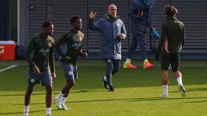 Pep Guardiola fue el primero en saludar a Grealish al iniciar la práctica