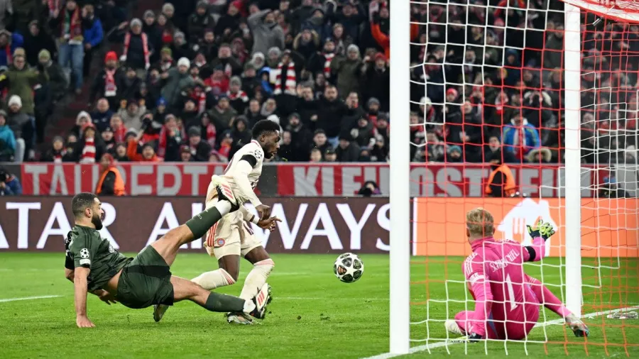 Davies selló el boleto de Bayern Munich a octavos de final de la Champions League con su primer gol en el torneo esta temporada