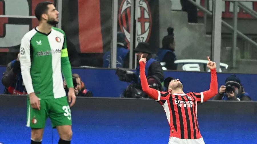 Santiago Giménez, autor del gol más rápido de un mexicano en Champions League