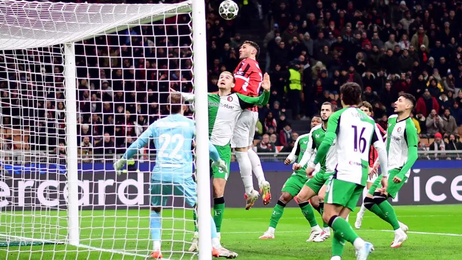 Santiago Giménez, autor del gol más rápido de un mexicano en Champions League