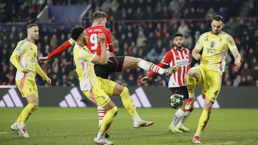 PSV siguió intentando sorprender al rival.