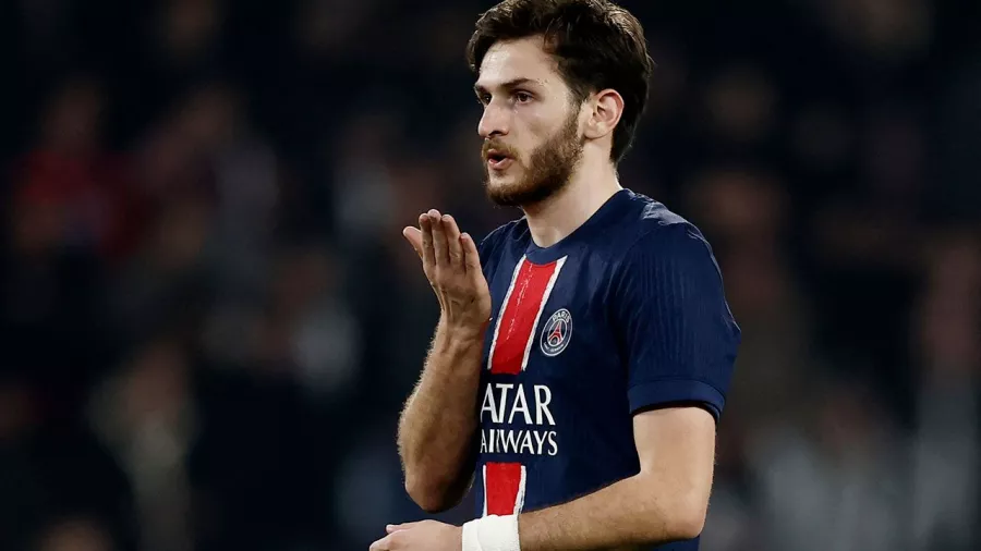 Khvicha Kvaratskhelia se estrena con el PSG en Champions League