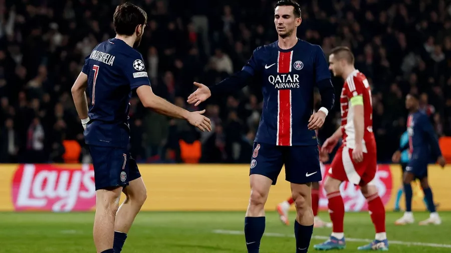 Khvicha Kvaratskhelia se estrena con el PSG en Champions League