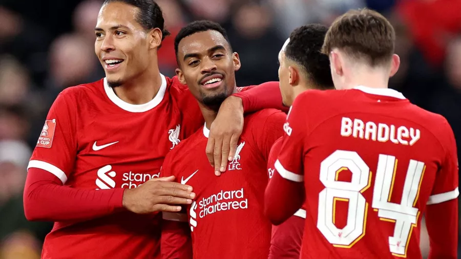 Liverpool, Segundo lugar. Enfrentará al PSG o al Benfica.