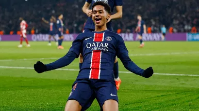 Senny Mayulu. Autor del séptimo y último gol del PSG para avanzar a octavos de final.