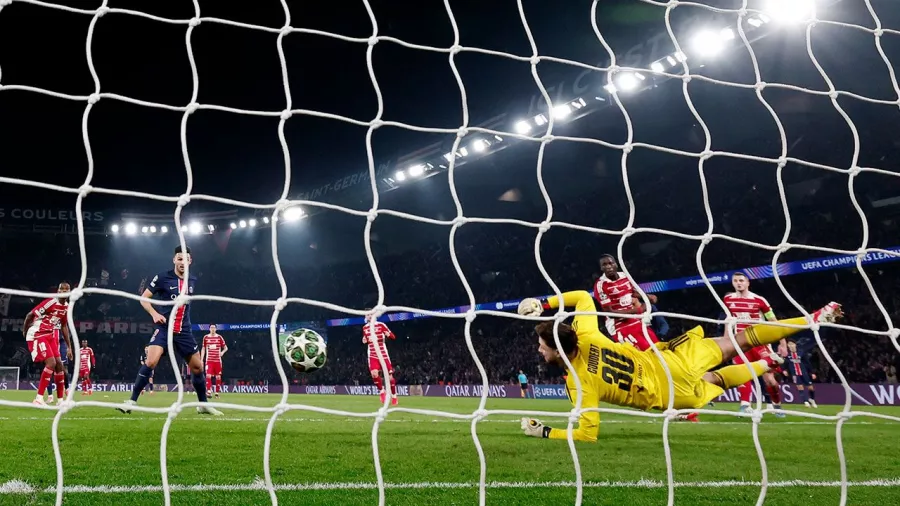 Senny Mayulu. Autor del séptimo y último gol del PSG para avanzar a octavos de final.