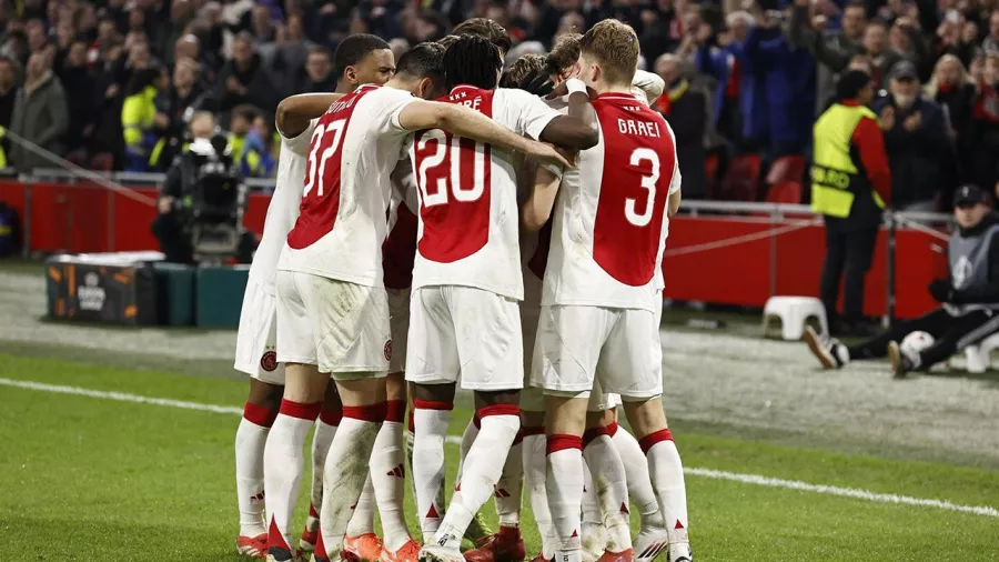 Ajax, con dramatistmo, pero avanza a octavos de final