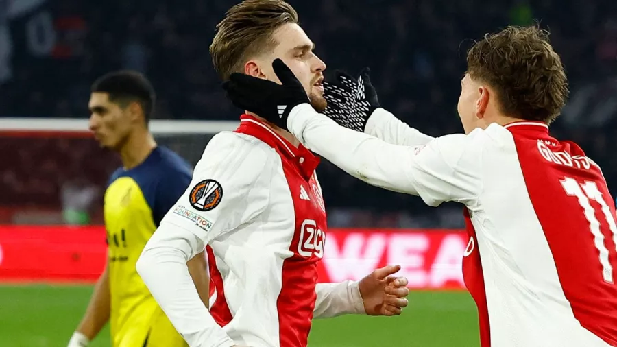 Ajax, con dramatistmo, pero avanza a octavos de final