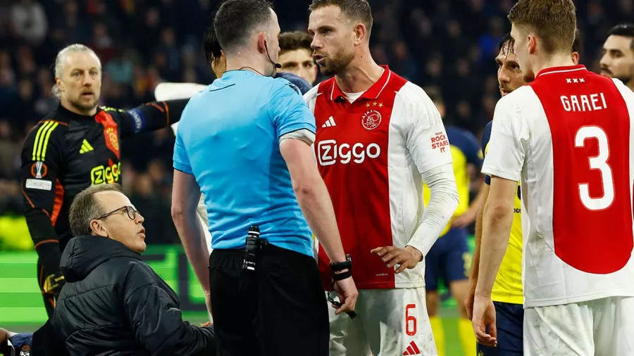 Ajax, con dramatistmo, pero avanza a octavos de final