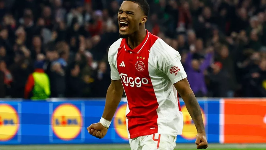 Ajax, con dramatistmo, pero avanza a octavos de final