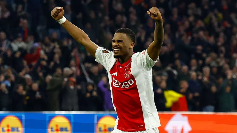 Ajax, con dramatistmo, pero avanza a octavos de final