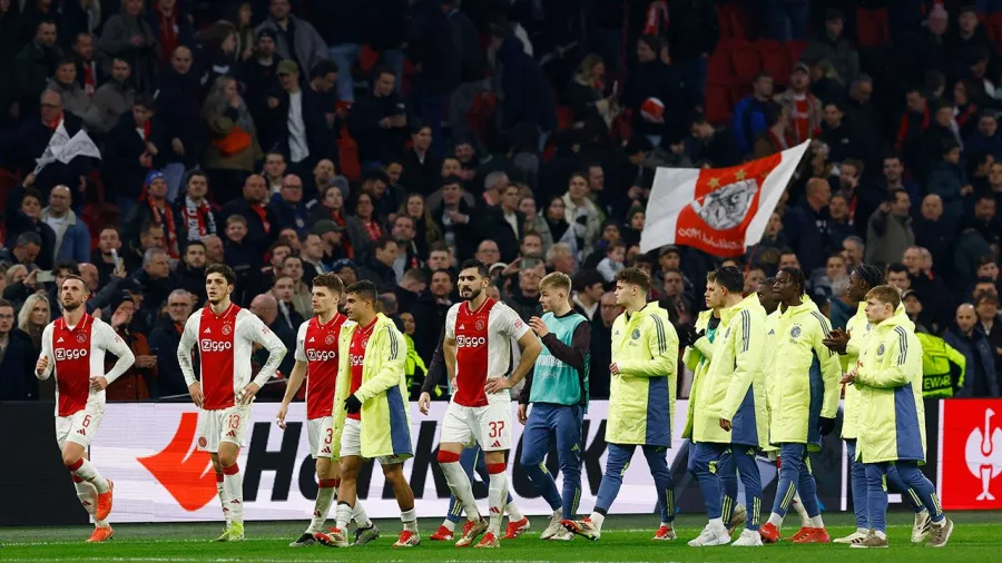 Ajax, con dramatistmo, pero avanza a octavos de final