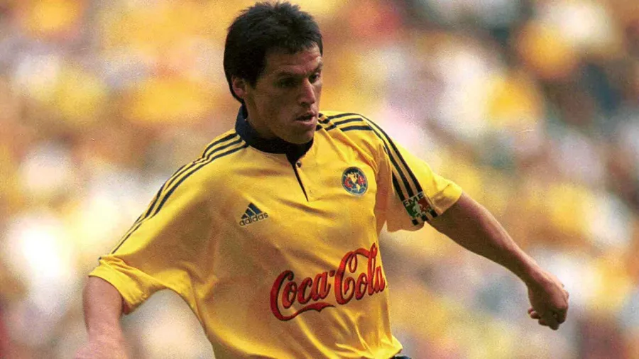 El dueño del equipo Emilio Azcárraga, confirmó que a partir del Apertura 2025, América vestirá Adidas.