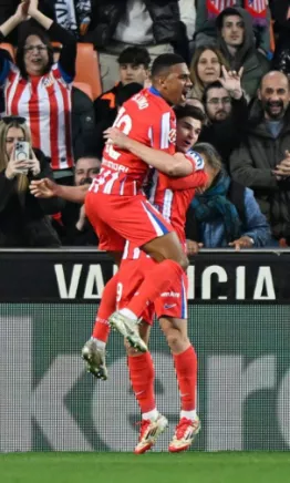 Atlético de Madrid goleó a Valencia y sigue en la pelea por La Liga