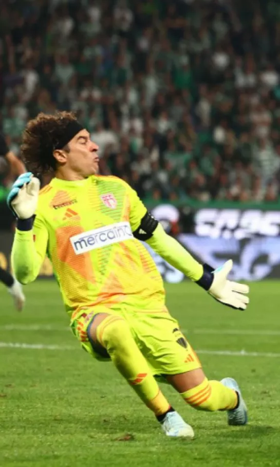 Guillermo Ochoa lució en el empate de AVS con Sporting