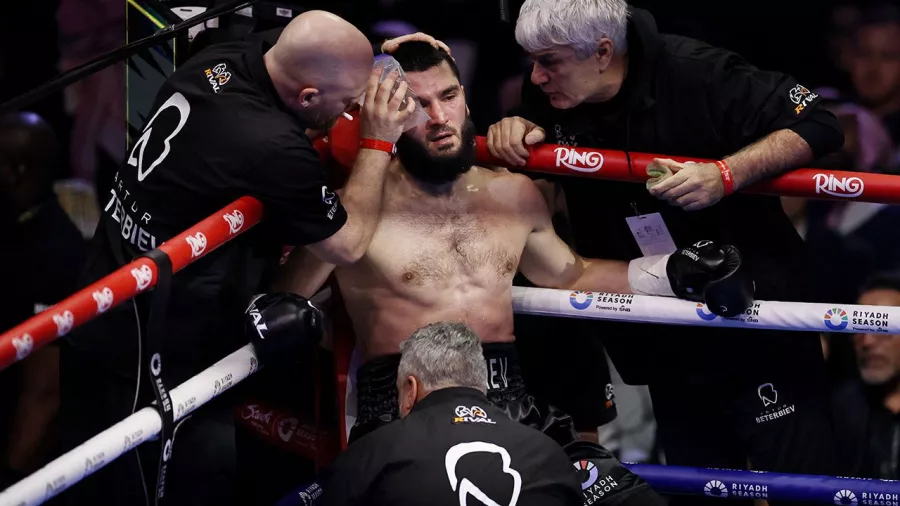 Los golpes que llevaron a Dimitry Bivol a la cima de los semicompletos