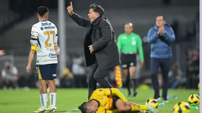 El estratega perdió el control al ver la roja directa contra su jugador en el Clásico Capitalino.