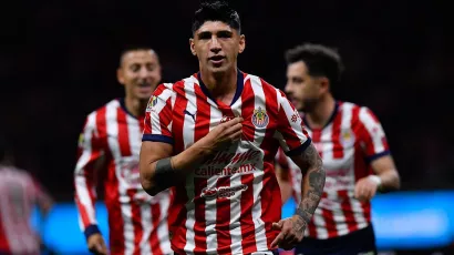 Alan Pulido ya tiene más goles que 'Chicharito' en Chivas