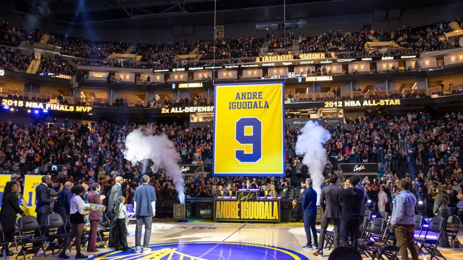 El 9 de Andre Iguodala, el héroe de 2015 fue retirado por los Warriors