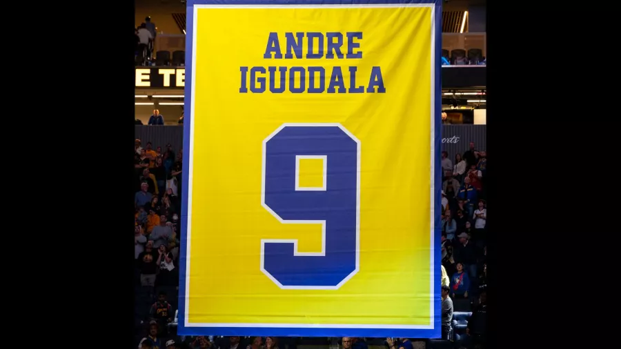 El 9 de Andre Iguodala, el héroe de 2015 fue retirado por los Warriors