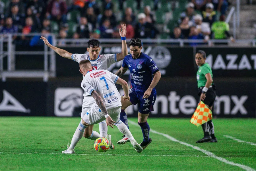 Mazatlán rescató un punto con polémico empate