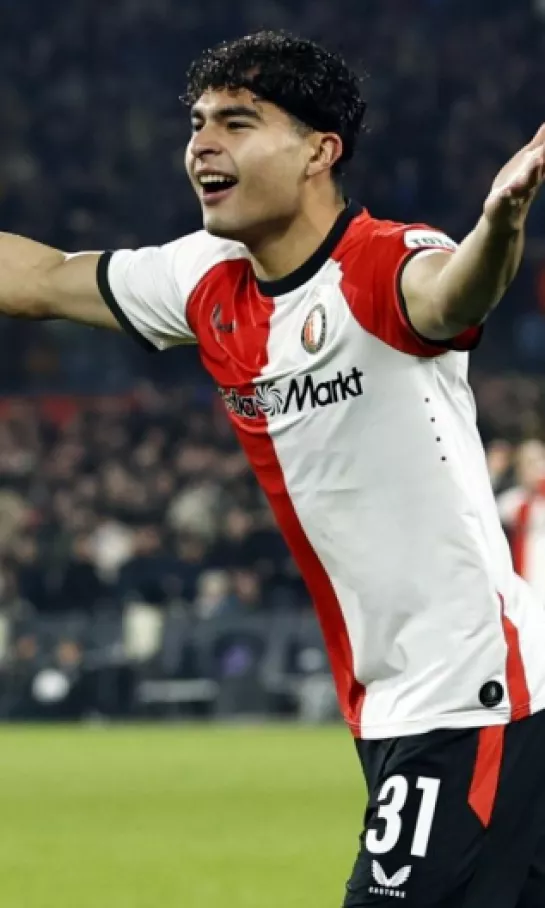 Stephano Carrillo anotó, pero le anularon el gol en el empate del Feyenoord