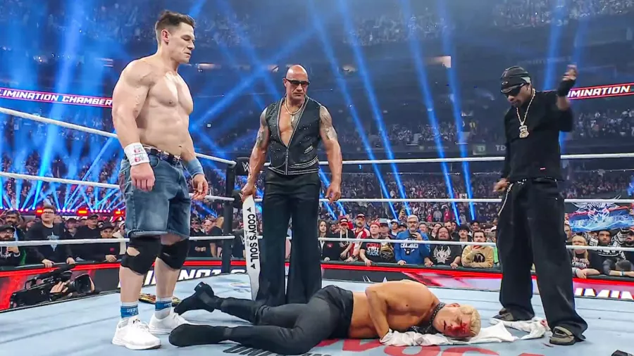 Cena se unió a TheRock y junto con Travis Scott golpearon brutalmente al campeón Cody Rhodes