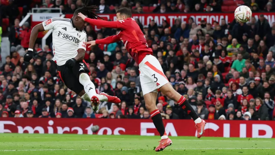 Calvin Bassey adelantó a Fulham en tiempo añadido de la primera mitad