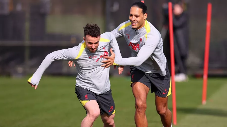 Diogo Jota y Virgil van Dijk realizaron juntos algunos de los ejercicios