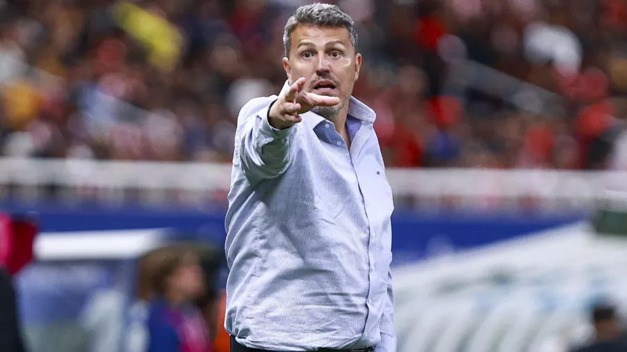 Óscar García | Chivas barrió el proyecto de los directicos españoles y el técnico se fue antes de la Jornada 10. 