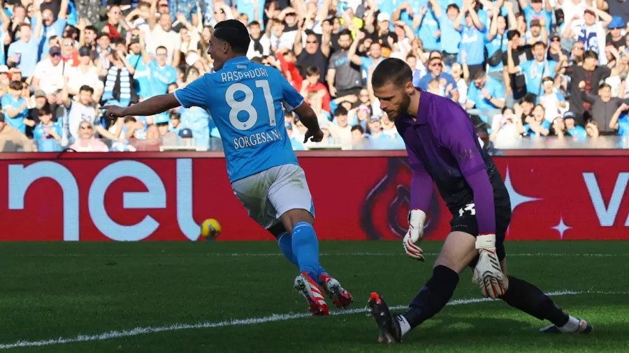 Napoli sigue la estela de Inter en la Serie A tras vencer a Fiorentina