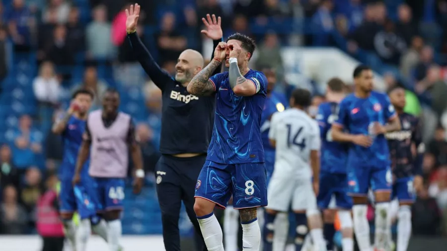 Chelsea recuperó la posición 'Champions' y hundió a Leicester en la Premier League