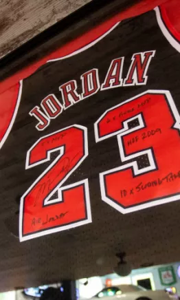 Subastarán jerseys con los que debutaron Michael Jordan y Kobe Bryant