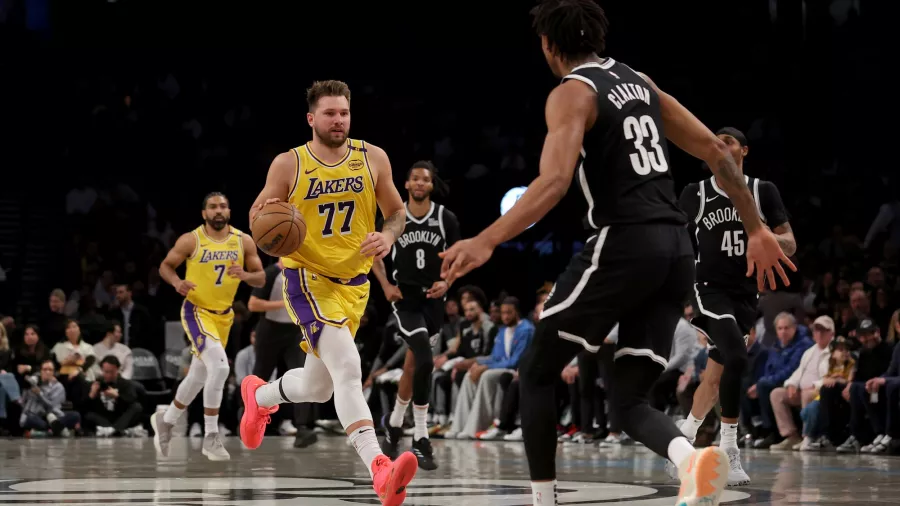 Doncic tuvo una enorme actuación de 22 puntos, 11 rebotes y 12 asistencias, pero los Lakers cayeron 111-108 ante los Brooklyn Nets