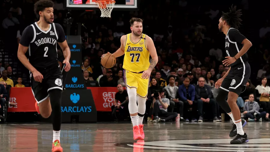 El 'triple-doble' de Luka Doncic sirvió de poco ante los Nets