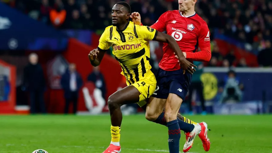 Thomas Meunier cometió un penal sobre Serhou Guirassy al inicio de la segunda mitad