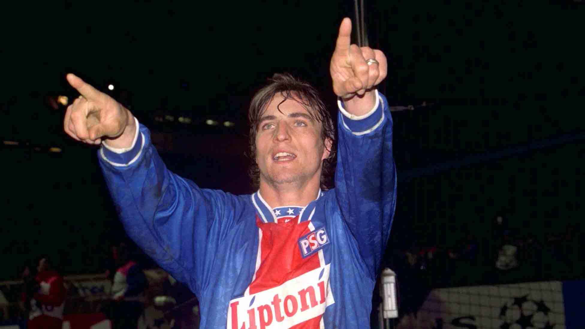 David Ginola: Paris Saint-Germian (1991-1995) 158 partidos, 44 goles y 15 asistencias | Aston Villa (2000-2001) 41 partidos, 5 goles y 5 asistencias.