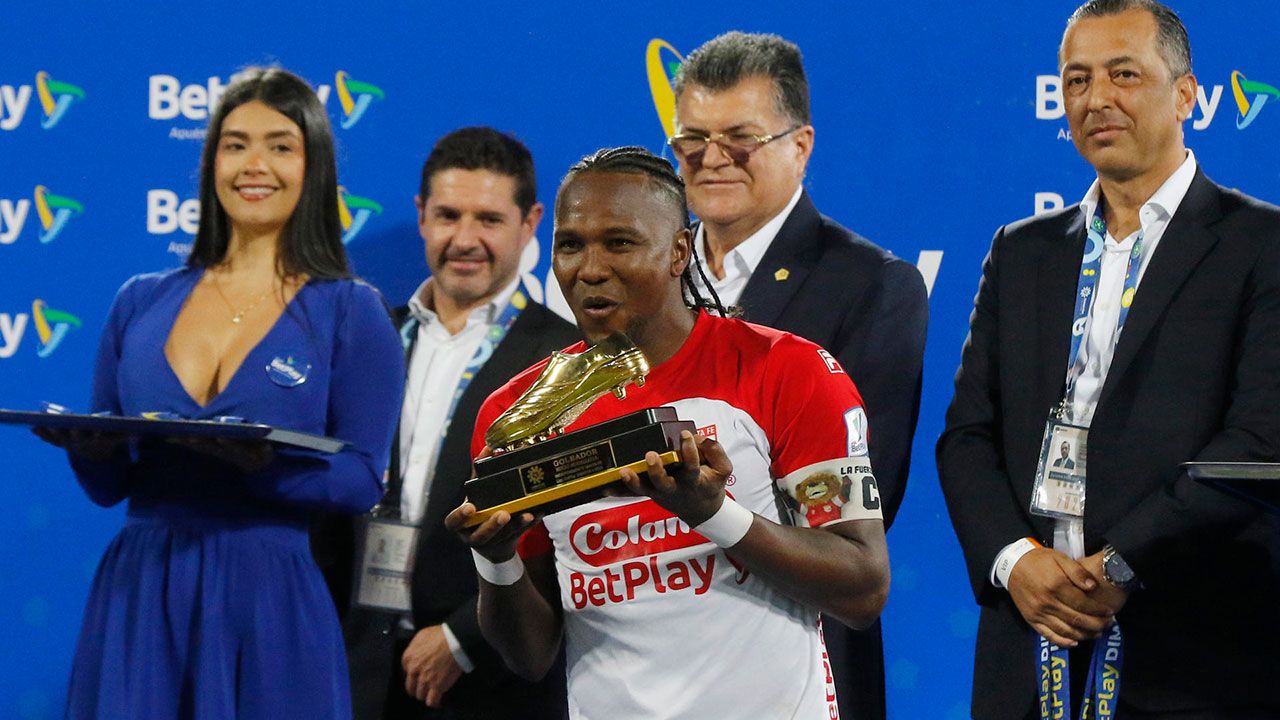 Hugo Rodallega con la Bota de Oro tras convertirse en el máximo goleador del Apertura 2025 Hugo Rodallega con la Bota de Oro tras convertirse en el máximo goleador del Apertura 2025