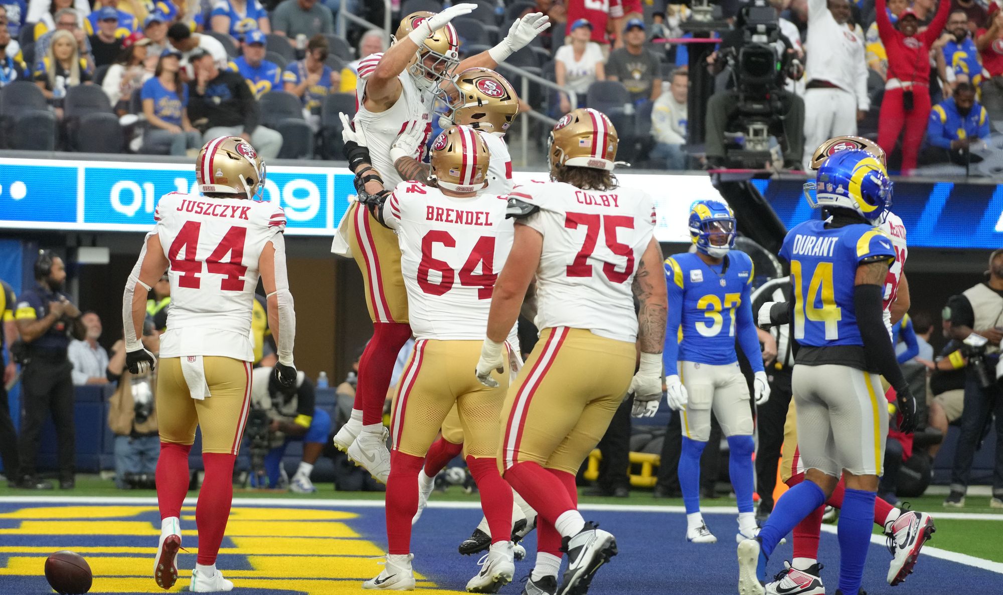 Emocionante victoria de los 49ers sobre los Rams en tiempo extra cautiva a fanáticos en México