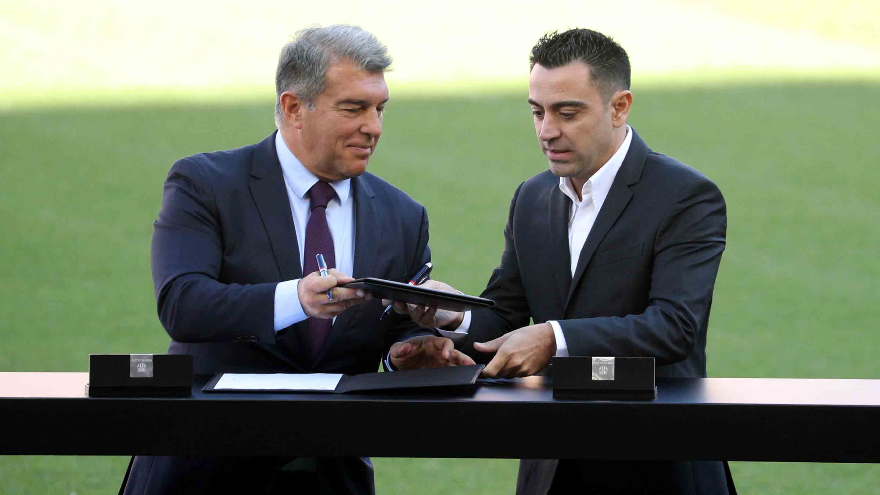 Xavi Hernández vs Joan Laporta, lucha de declaraciones