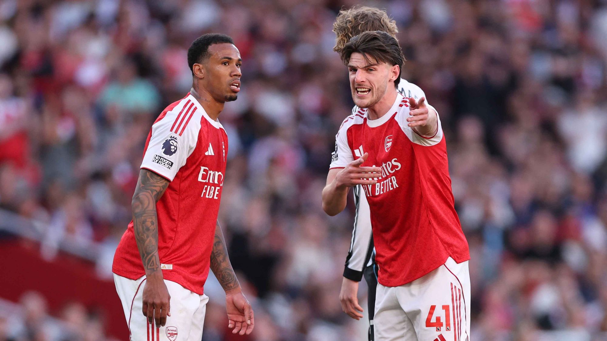 Arsenal lidera, pero no tiene margen de error
