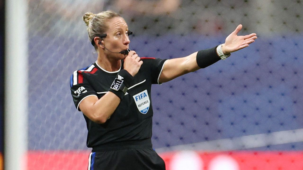 Tori Penso, la primera árbitra en el Mundial 2026 en entrar en acción