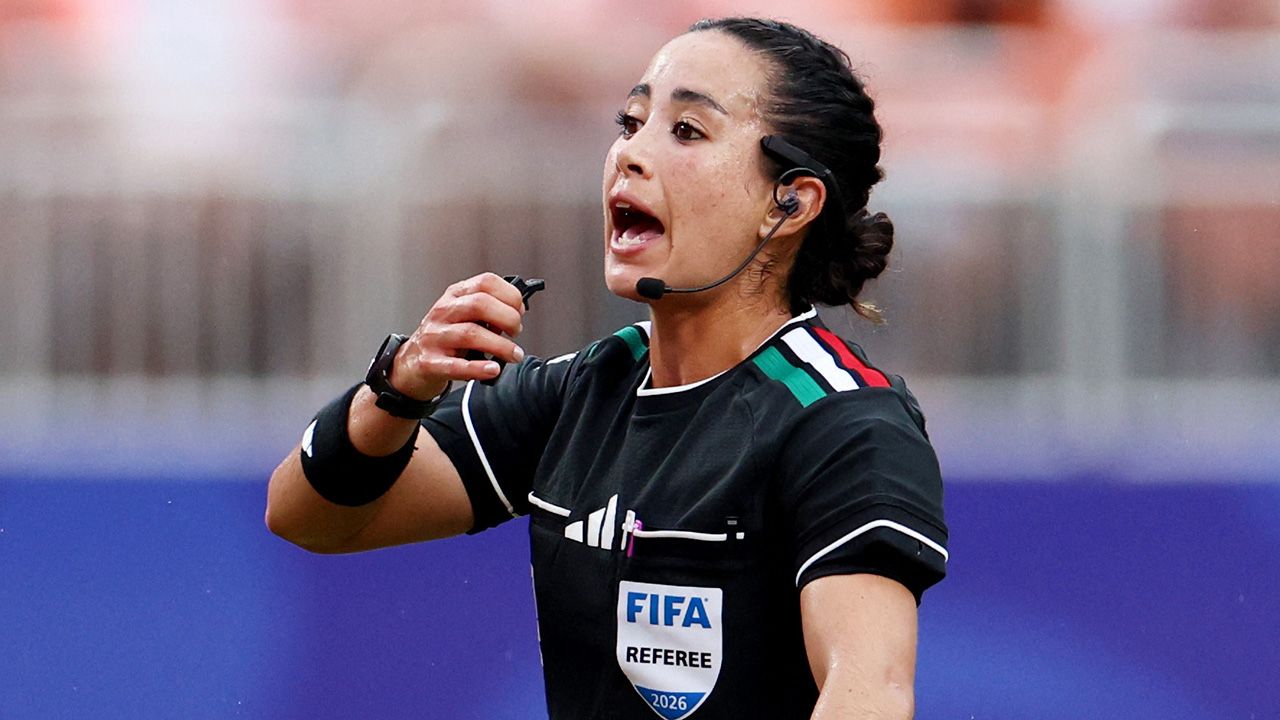 Itzel Fox ¡Y con adornos tricolor! Katia Itzel García pita en el Mundial y hace ...