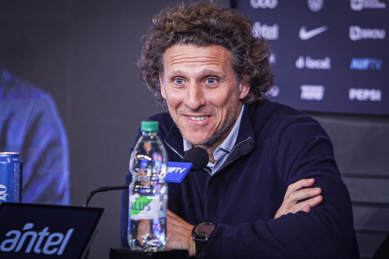 Es un privilegio dirigir a Uruguay, pero sé que soy interino: Diego Forlán