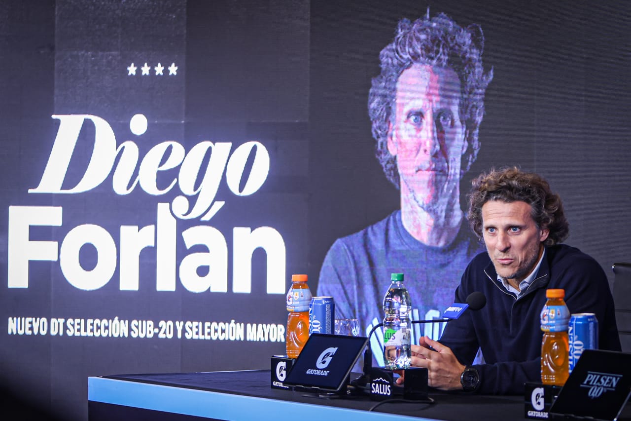 Es un privilegio dirigir a Uruguay, pero sé que soy interino: Diego Forlán