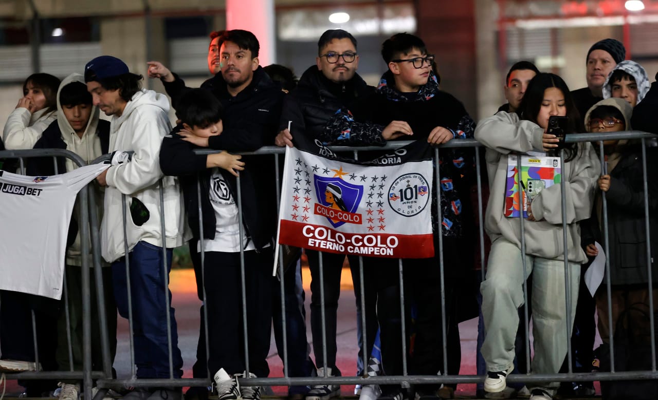 Vozinha causó tumultos en su llegada a Chile