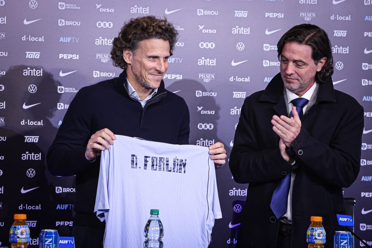 Es un privilegio dirigir a Uruguay, pero sé que soy interino: Diego Forlán