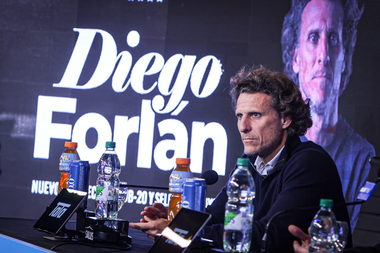 Es un privilegio dirigir a Uruguay, pero sé que soy interino: Diego Forlán