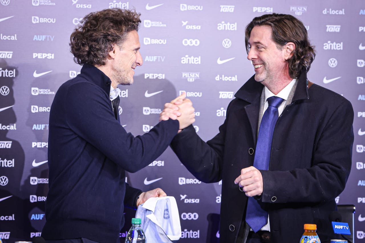 Es un privilegio dirigir a Uruguay, pero sé que soy interino: Diego Forlán